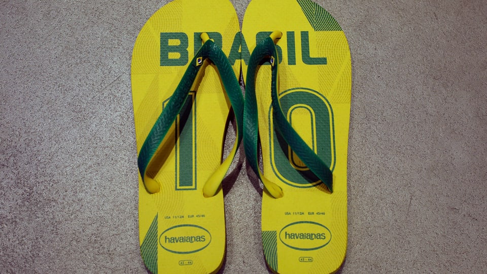 Ein Paar Flip-Flops in den brasilianischen Farben und der Zahl 10 drauf.