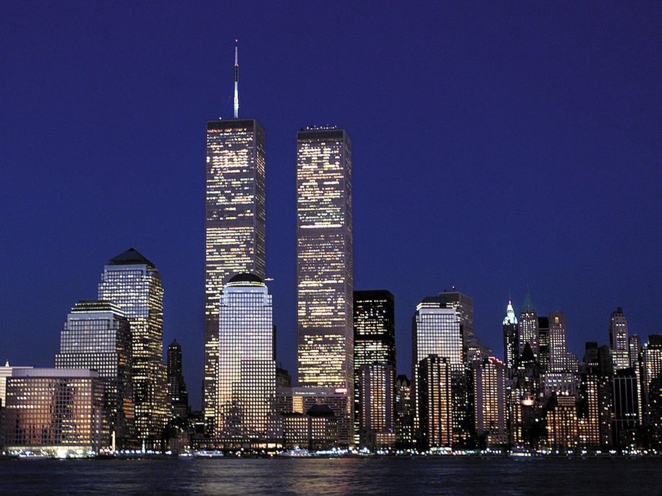 Die Manhattan-Skyline bei Nacht – vor 9/11 mit den Twin Towers