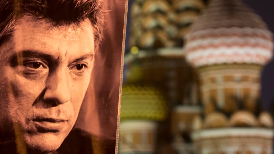 Ein Porträt von Nemzow, im Hintergrund der Kreml
