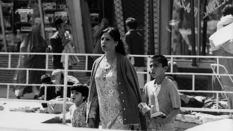 Eine Mutter in westlicher Kleidung auf den Strassen von Kabul im Jahr 1981.