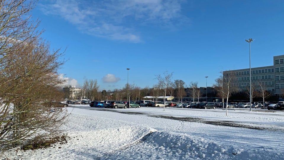 Grosser Parkplatz im Winter