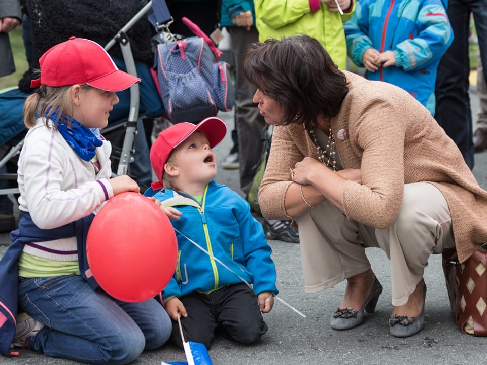 Kinder sprechen in Zernez (GR) mit Bundesrätin Doris Leuthard.
