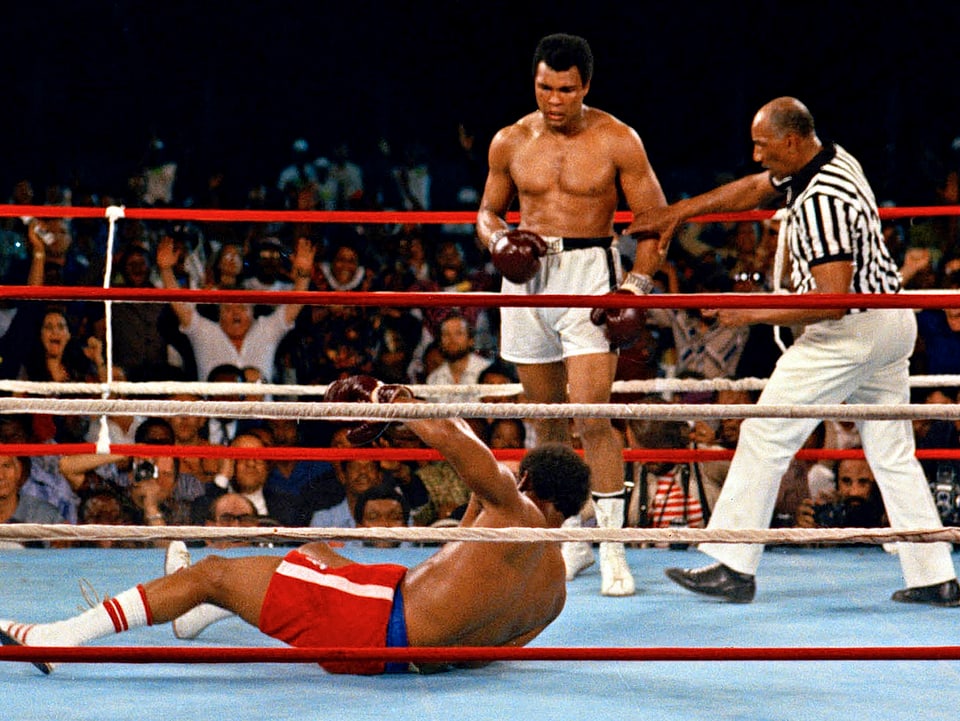 Kampf Muhammad Ali gegen Gorge Foreman, der ko am boden liegt, vom 30. Oktober 1974