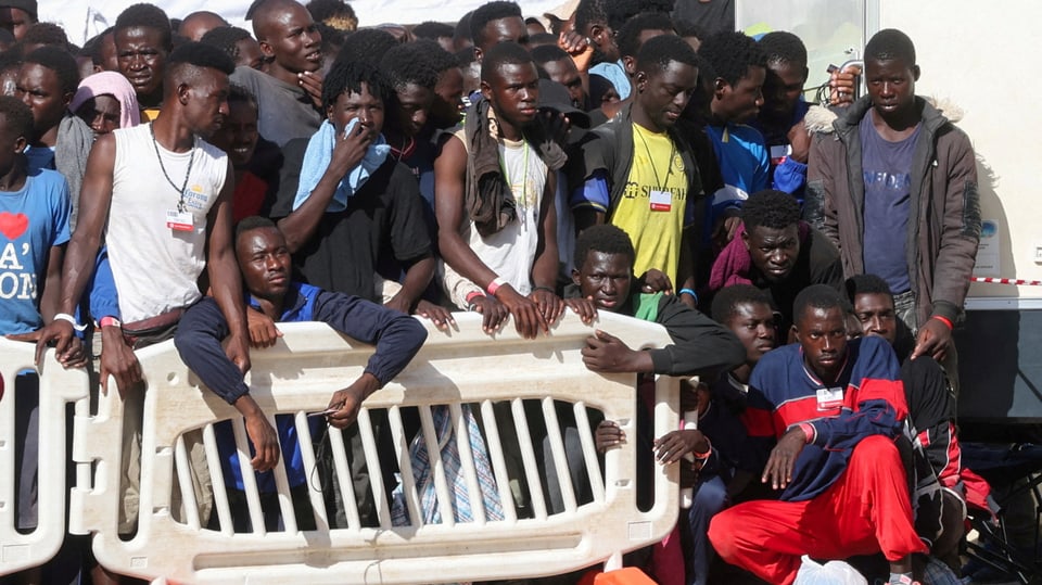 Migranten warten im Erstaufnahmelager darauf, ein Asylgesuch stellen zu können (Bild vom 17.09.2023)