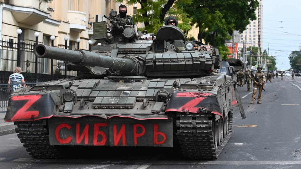 Tanks from the Wagner Group stand on a street. 