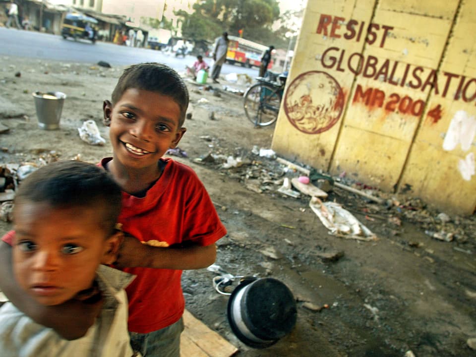 Zwei Kinder vor Antiglobalisierungs-Graffiti