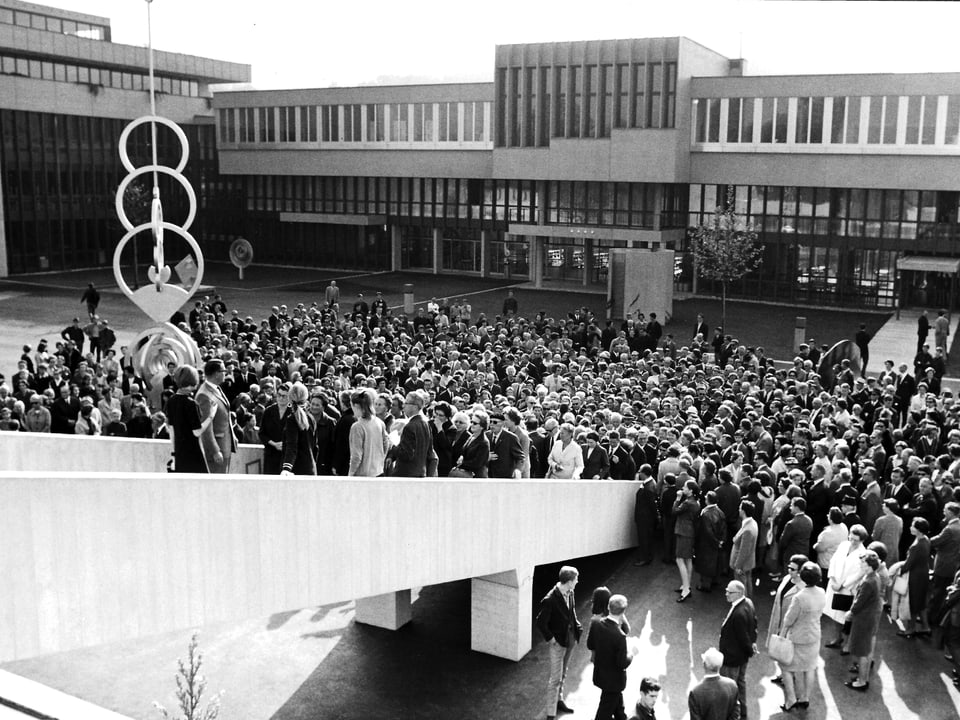 Viele Menschen stehen vor dem Gebäude der Kantonsschule Alpenquai, als diese 1967 eröffnet wurde.
