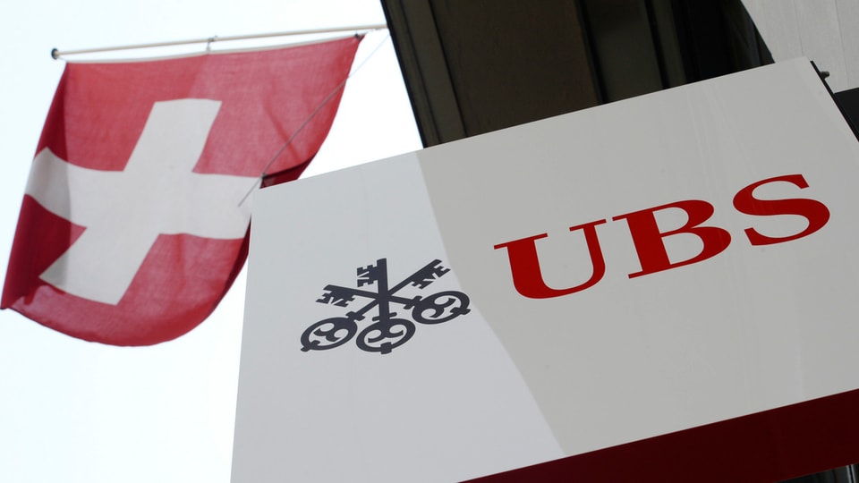 UBS-Logo mit Schweizer Fahne an einem Bankgebäude