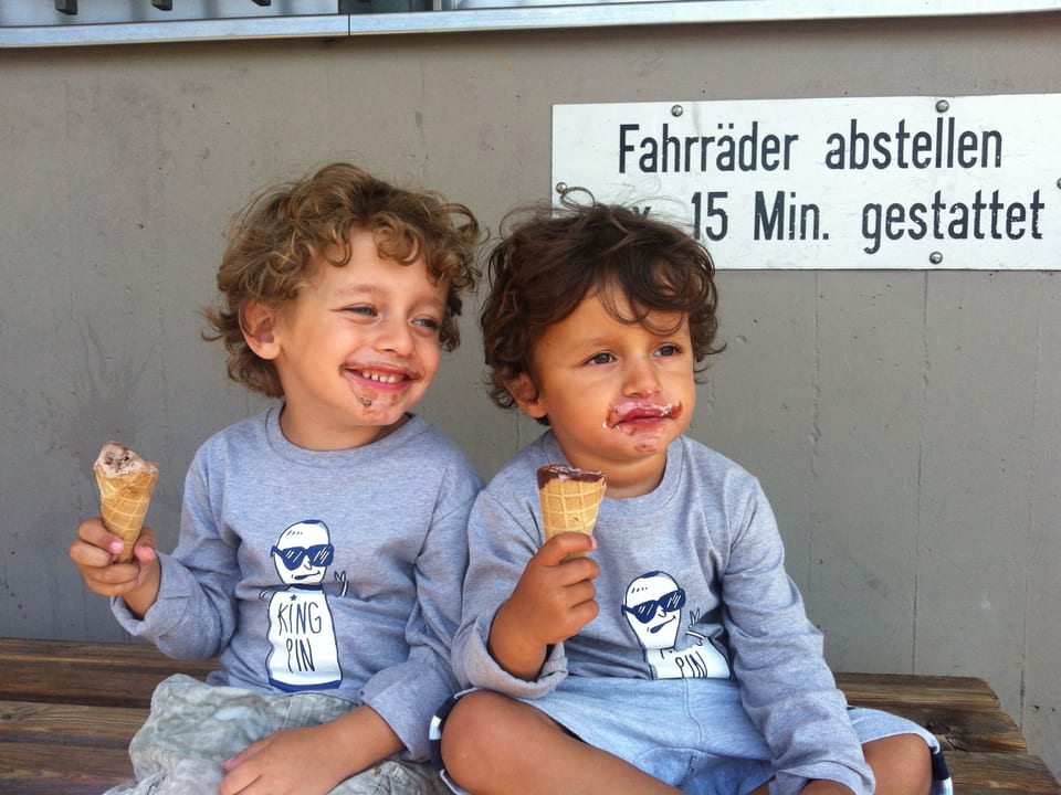Zwei Kinder essen ein Eis.