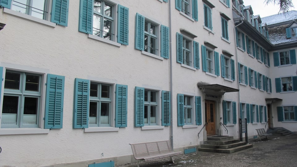 Der Eingang zum Stadthaus Wädenswil mit blauen Fensterläden.