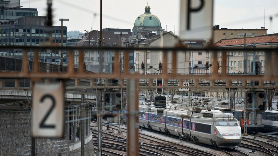 Ein TGV-Zug fährt ab Bern in Richtung Paris.