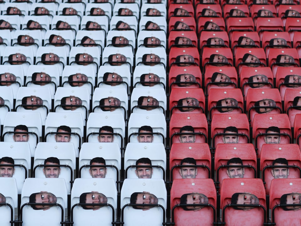 Francis-Benali-Masken im Stadion von Southampton