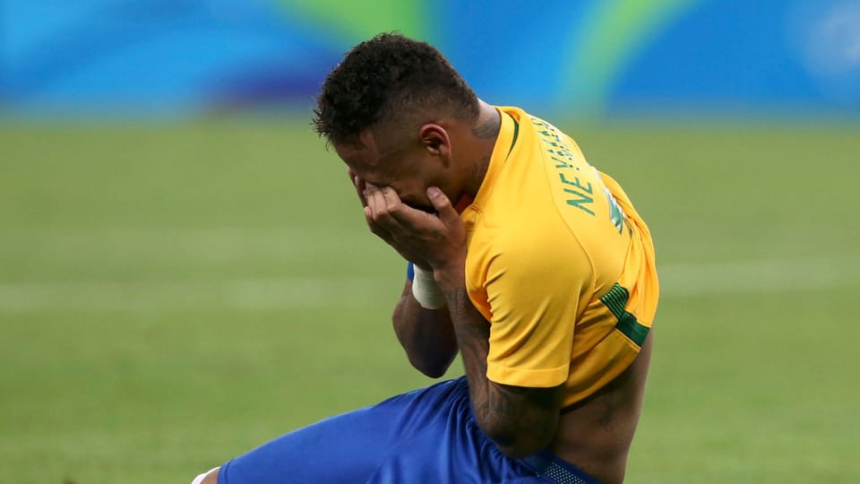 Neymar sinkt zu Boden.