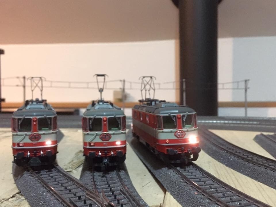 Drei Modelleisenbahn-Lokomotiven.