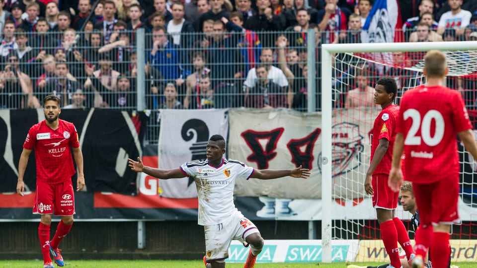 Breel Embolo kniet auf dem Spielfeld im Strafraum des FC Winterthur und verwirft die Hände. 