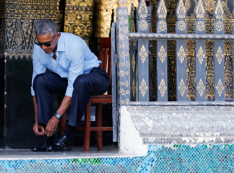 Obama schnürt Schuhe