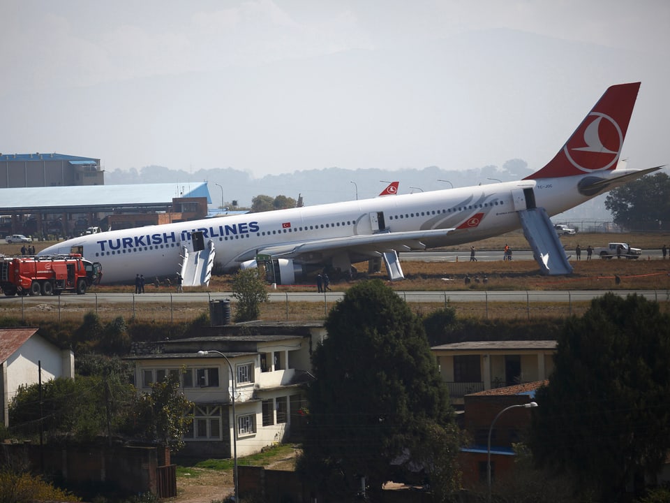 Der Airbus der Turkish Airlines mit der Nase am Boden. 