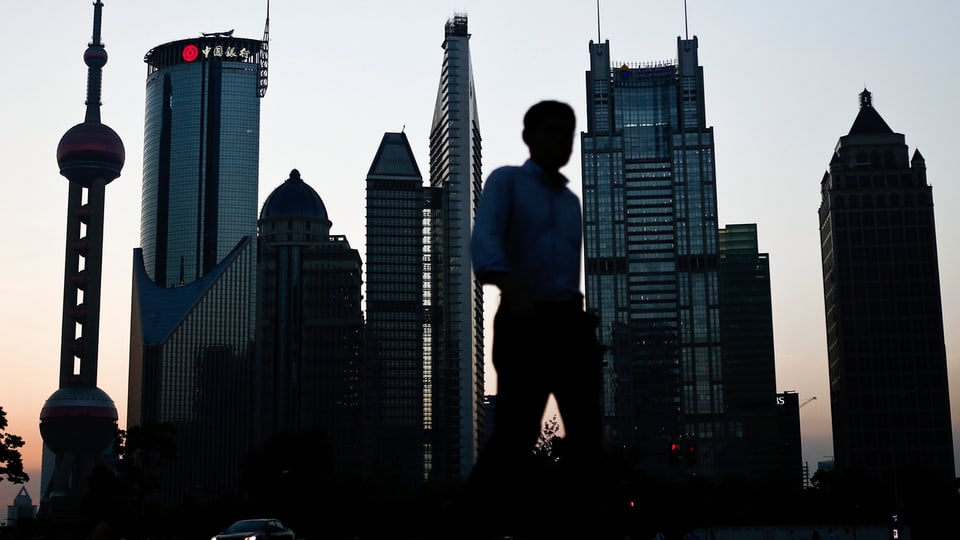 Skyline von Schanghai mit der Silhouette eines Mannes