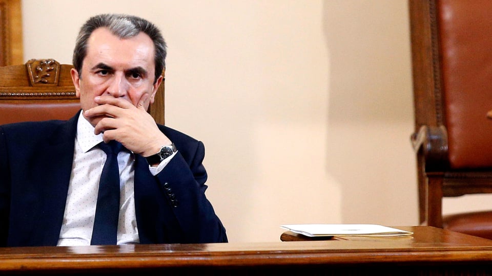 Der bulgarische Ministerpräsident Plamen Orescharski sitzt am Tisch.