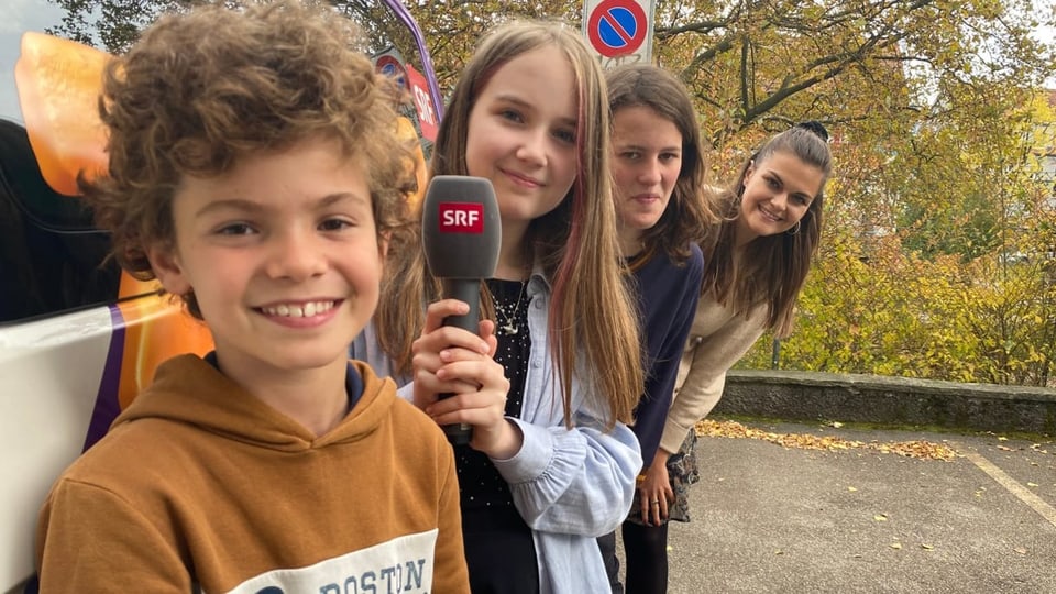 Bei SRF Kids kannst du selber mitmachen! Drei Kinder mit SRF Kids Moderatorin Angela Haas