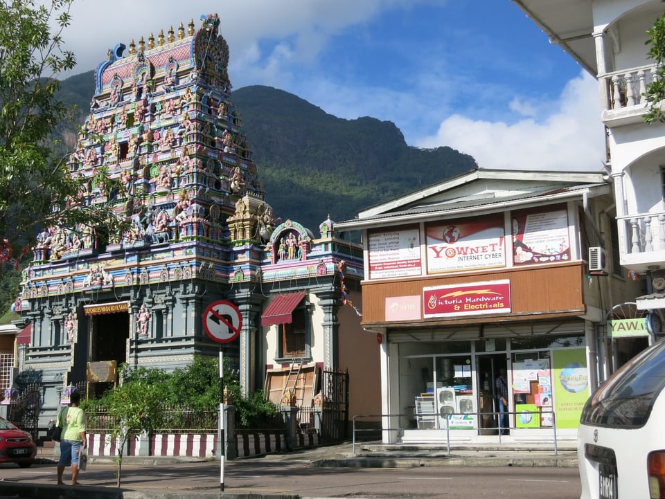 Farbenfroher Hindutempel in Victoria auf den Seychellen.