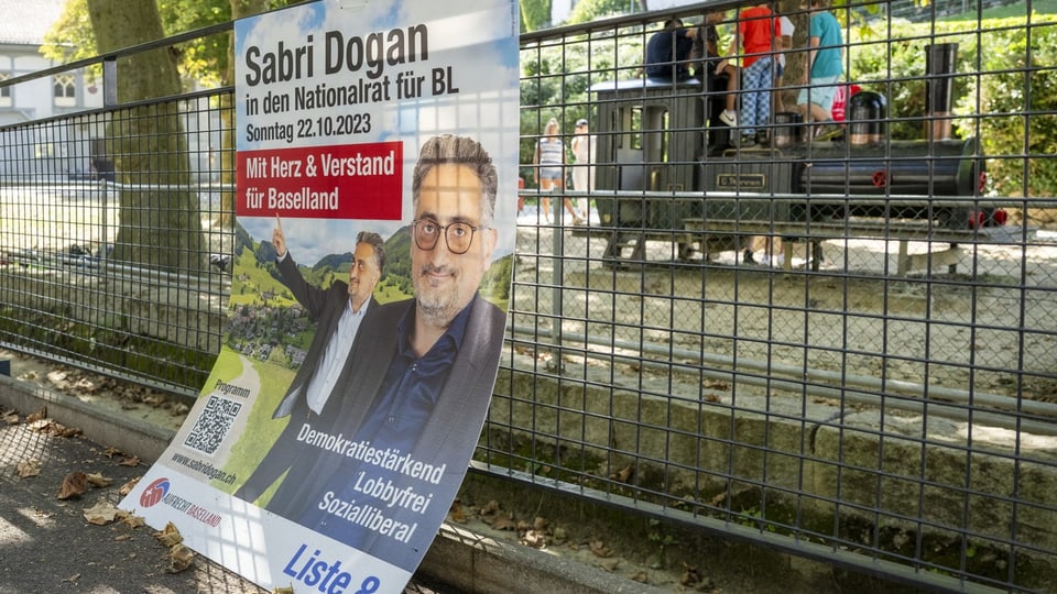 Plakat in Basel von der Gruppierung Aufrecht Schweiz.