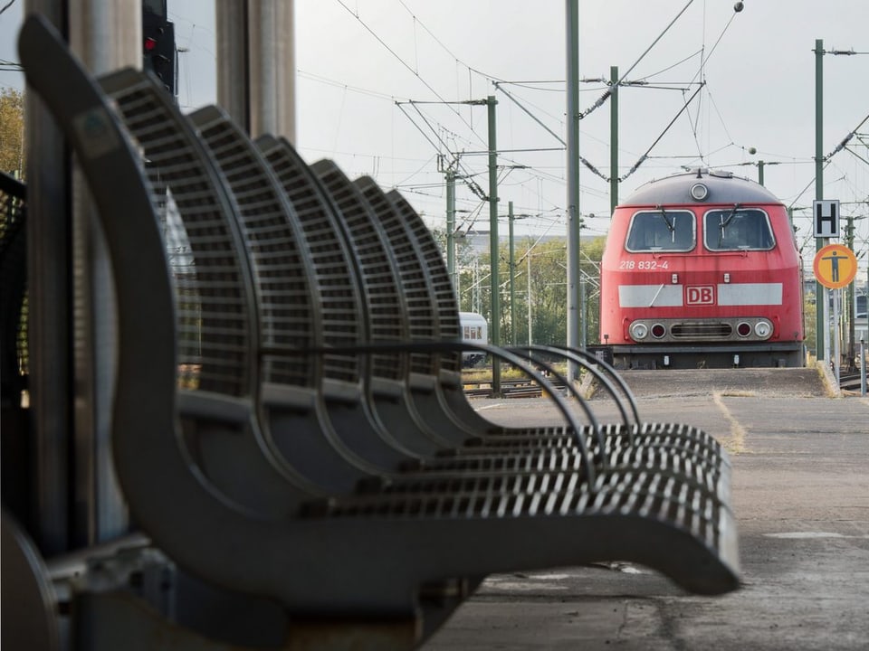 Eine geparkte Lokomotive vor leeren Wartebänken in Hannover 