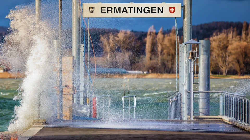 Spritzende Gischt am Hafen Ermatingen