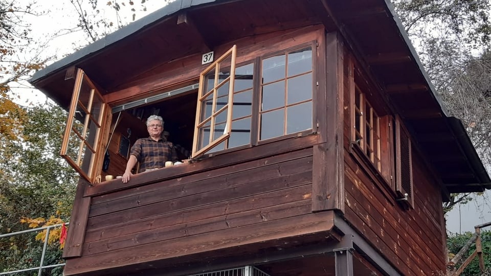 Thomas Stauffiger schaut aus dem Fenster seines Fischergalgens. 