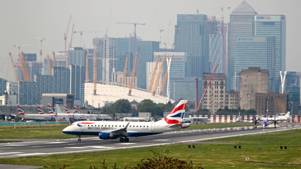 Ein Flugzeug auf der Landebahn des City-Airports in London.