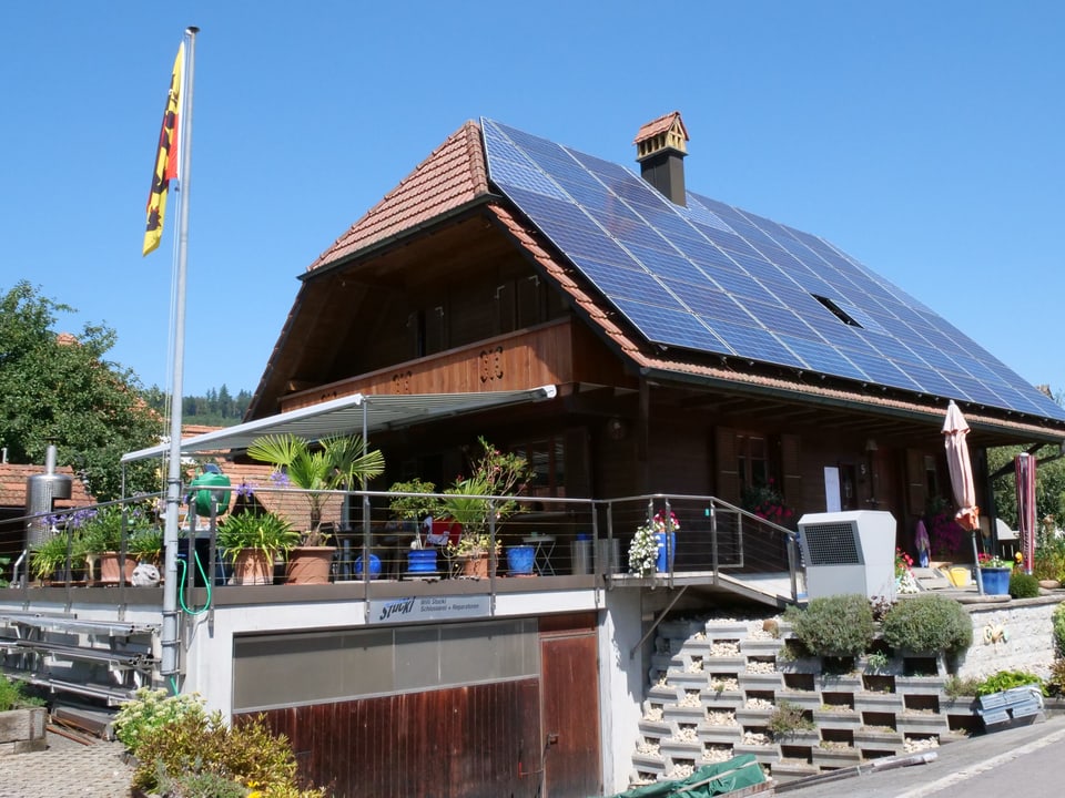 Grosses Holzhaus mit Solardach und Terrasse