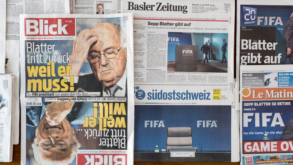 Zeitungs-Titelseiten berichten über den Rücktrit Sepp Blatters als Fifa-Präsident.