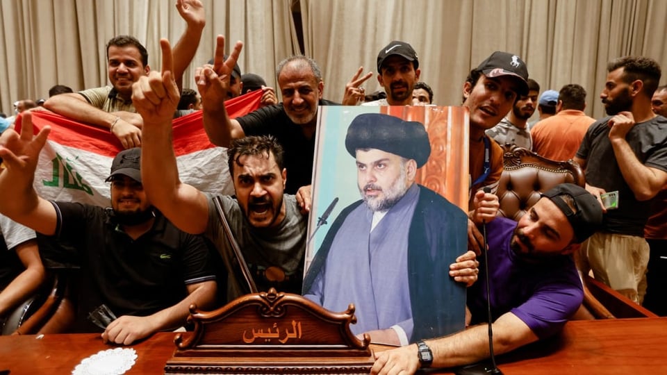 Anhänger des schiitischen Geistlichen Muktada al-Sadr stürmen das Parlament in Bagdad