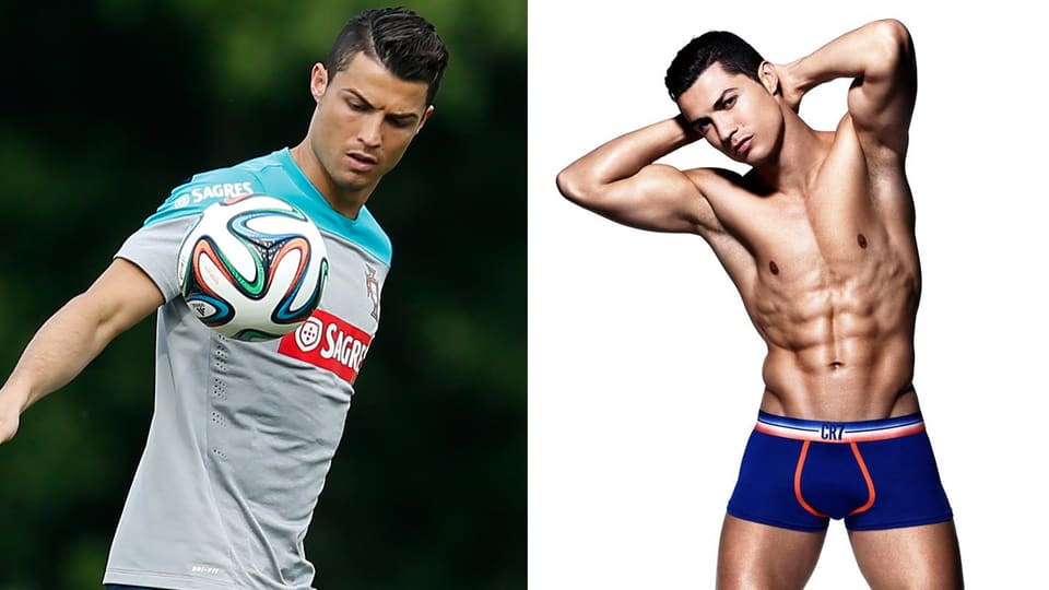 Cristiano Ronaldo mit Fussballtrikot und oben ohne in Unterhosen.