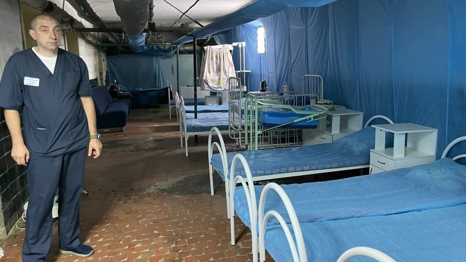 Doktor Savvo vor leeren Betten im Kinderspital