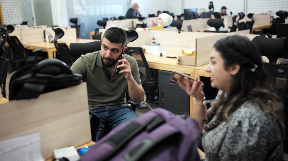Ibraheem Muhammend am Telefon mit einer Mitarbeiterin