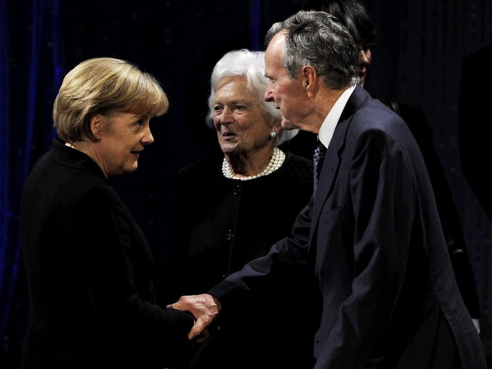 Angela Merkel, Barbara Bush und George Bush sen.