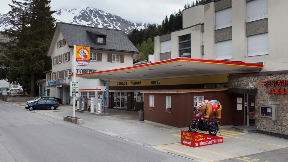 Blick auf die überdachte Tankstelle in Andermatt.