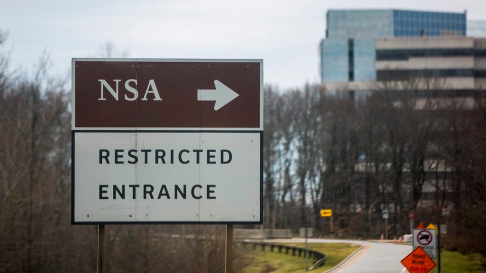 Ein Verkehrsschild weist den Weg zur NSA mit dem Hinweis auf beschränkten Zugang.