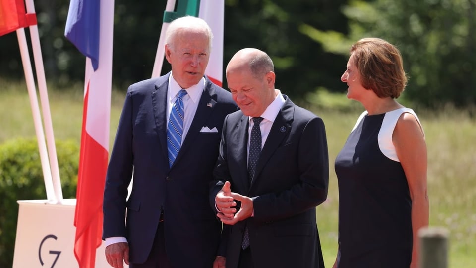 US-Präsident Joe Biden (links), mit Bundeskanzler Olaf Scholz (Mitte) und Ehefrau Britta Ernst (rechts)
