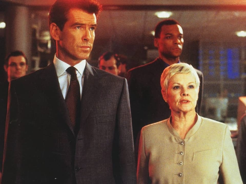 Filmszene: Bond steht neben Judi Dench als M