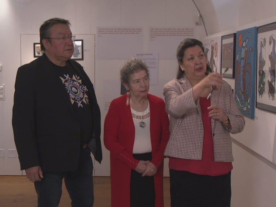 Drei Personen in der Ausstellung