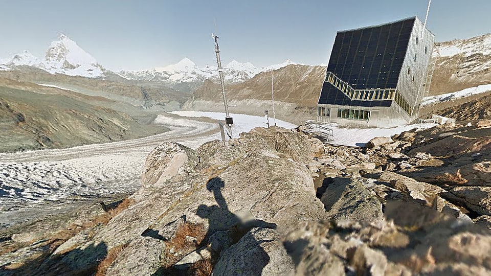 Google-Street-View-Ausschnitt von der Monte-Rosa-Hütte mit dem Matterhorn (L). Im Vordergrund der Schattenwurf des Kameramanns mit der Rucksackkamera.