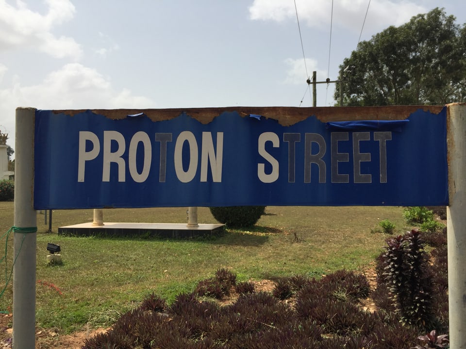 Schild «Proton Street»