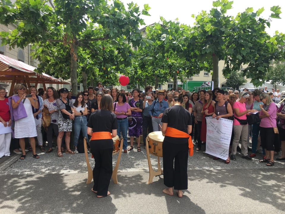Frauenstreik beim Regierungsgebäude in Frauenfeld.