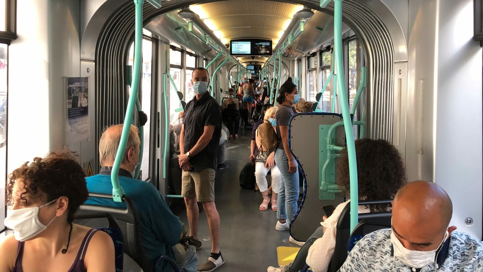 Passagiere in einem Genfer Tram.