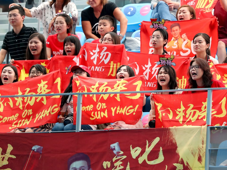 Die chinesischen Fans feuern ihre Schwimmer leidenschaftlich an. 