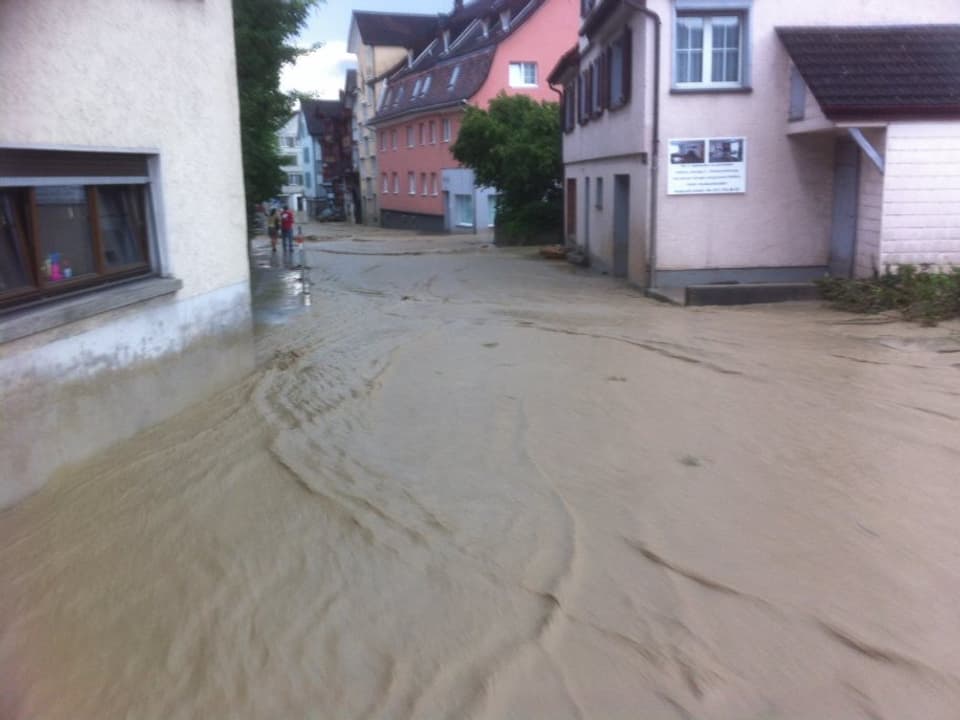 Hochwasser auf der Strasse