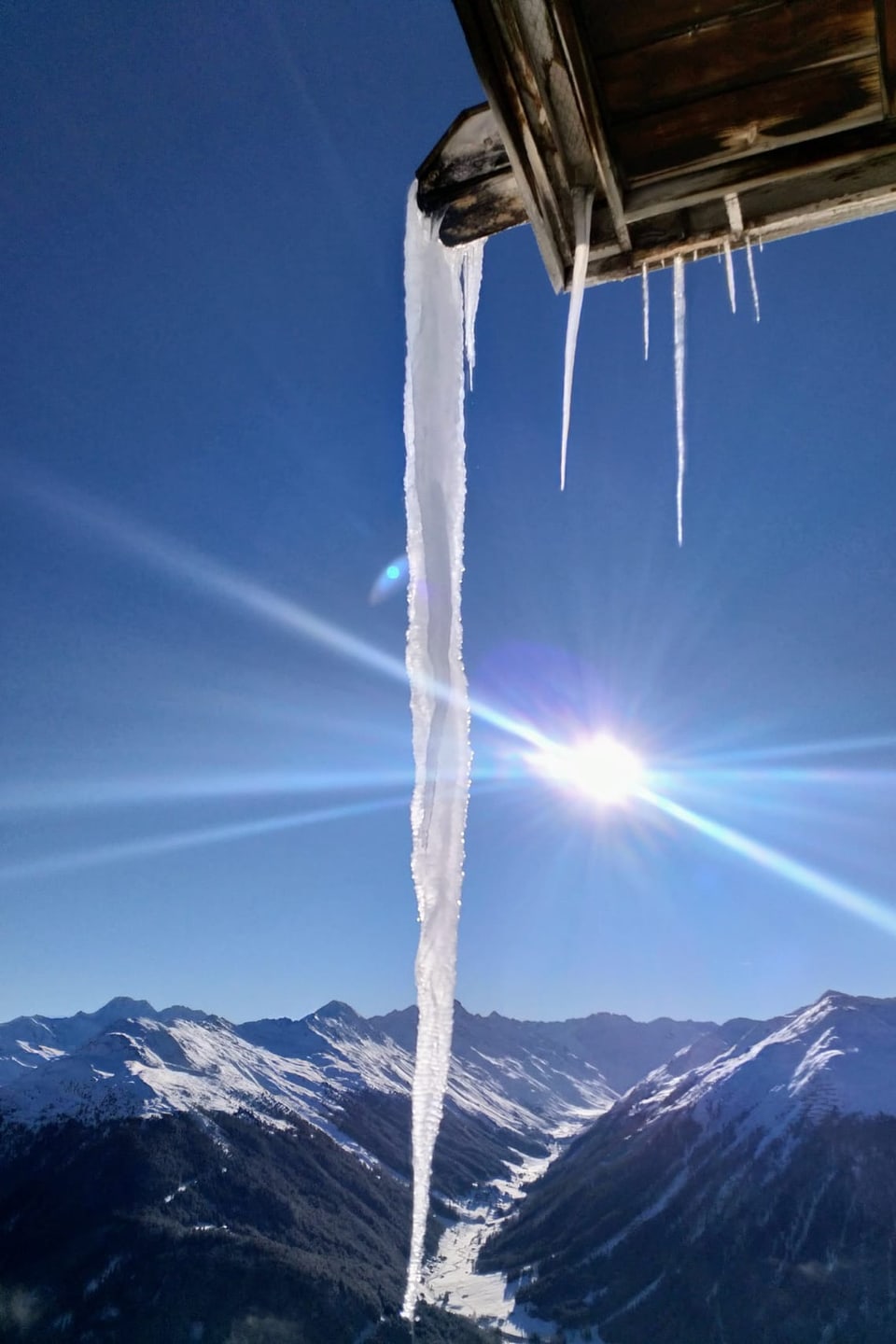 Davos/GR Eiszapfen vor strahlend blauem Himmel.