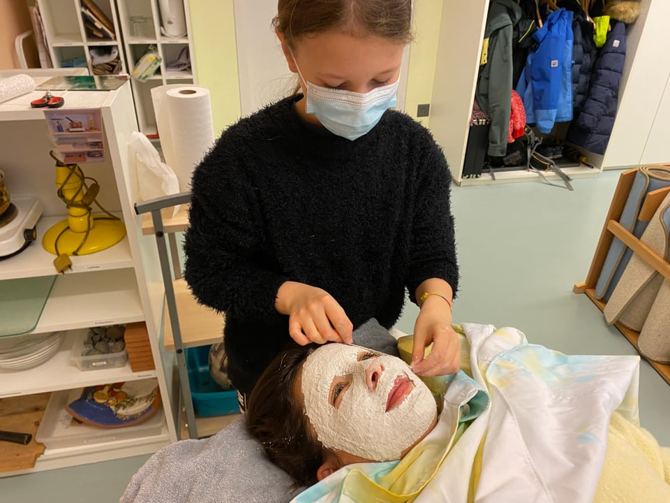 Mathe, Deutsch oder Fasnachtslarve? Victoria und Julia basteln eine Fastnachts-Maske!